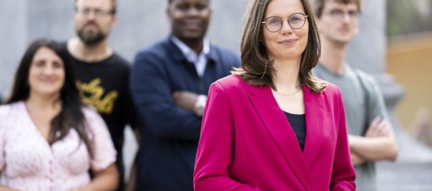 Mirjam met mensen achtergrond.jpg